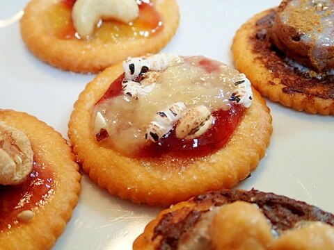 苺ジャムとポン菓子と甘酒の焼きリッツ